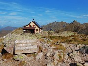 69 Benvenuti al Rif. Benigni (2222 m) con vista verso il Valletto e il Ponteranica a dx